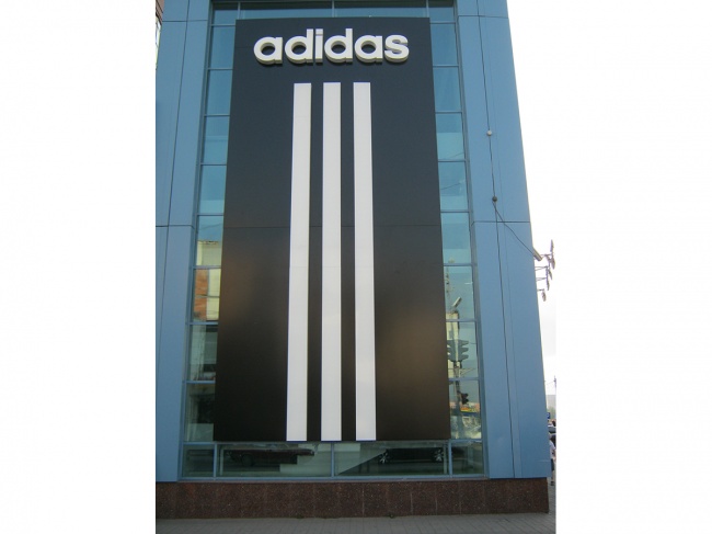 Вывеска Adidas. Объемные световые буквы